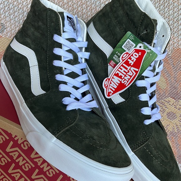 Vans Men’s Sk8-Hi
Pig Suede Grape Leaf
VN0A4BVT50K
Sneakers - Picture 8 of 16